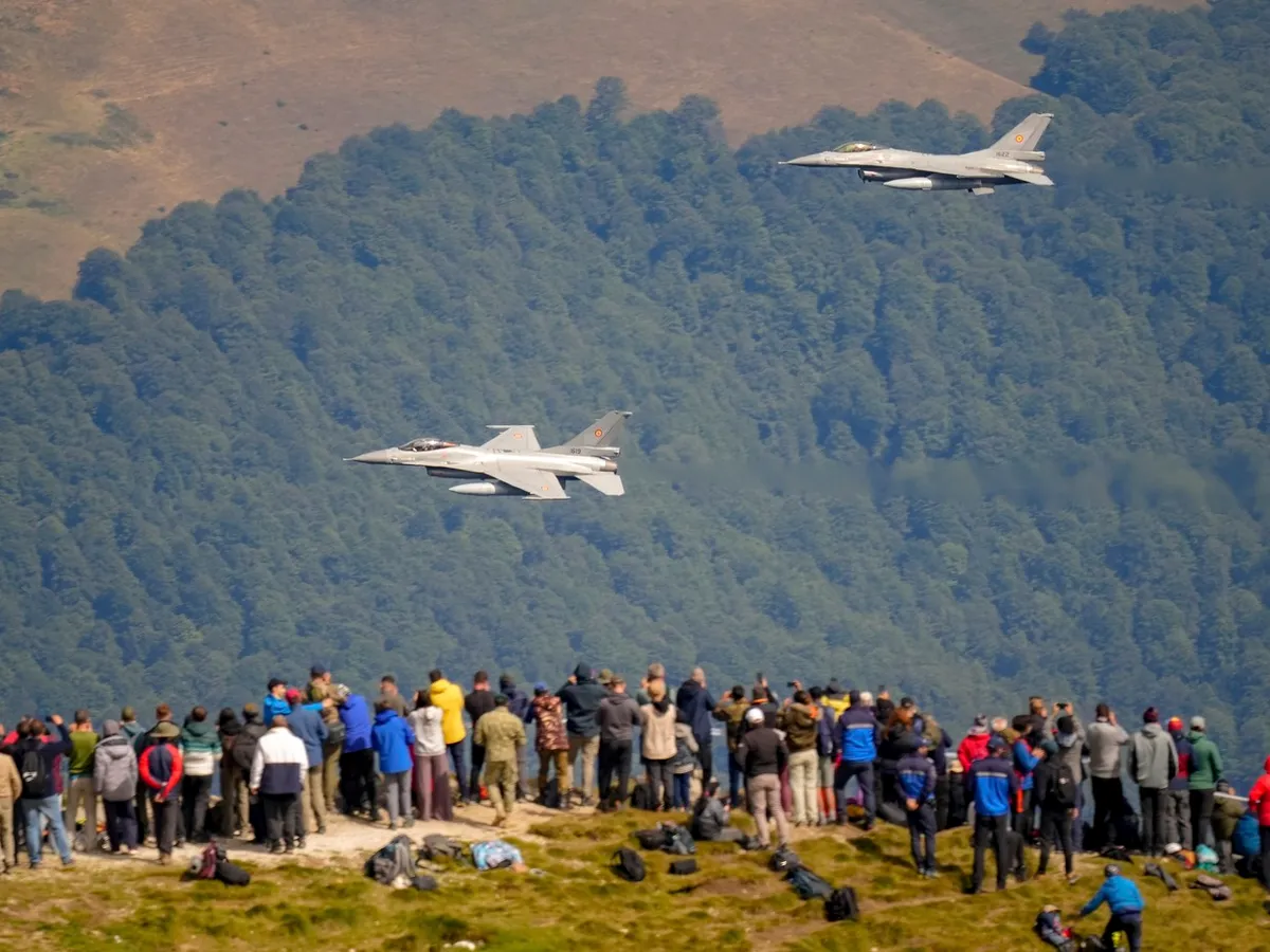 Avioane românești F-16 Falcon, spectacol de aviație militară lângă Crucea Eroilor de pe Vârful Caraiman, Bucegi - Foto: Profimedia Images