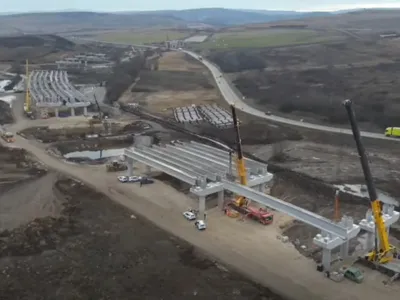 Imagini surprinse din dronă arată cum merg lucrările pe șantierul lotului Nădășelu - Mihăiești de pe Autostrada Transilvania - Foto: captură video
