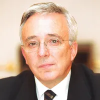 ÎNGER ȘI DEMON. Isărescu a fost multă vreme popular printre politicieni și popor. Acum, complicitatea cu PSD e în echilibru precar