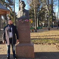 Din păcate pentru deputatul Ciprian Ciubuc, o poză cu bustul lui Eminescu nu l-a făcut să și știe să scrie corect în limb română Foto: Facebook
