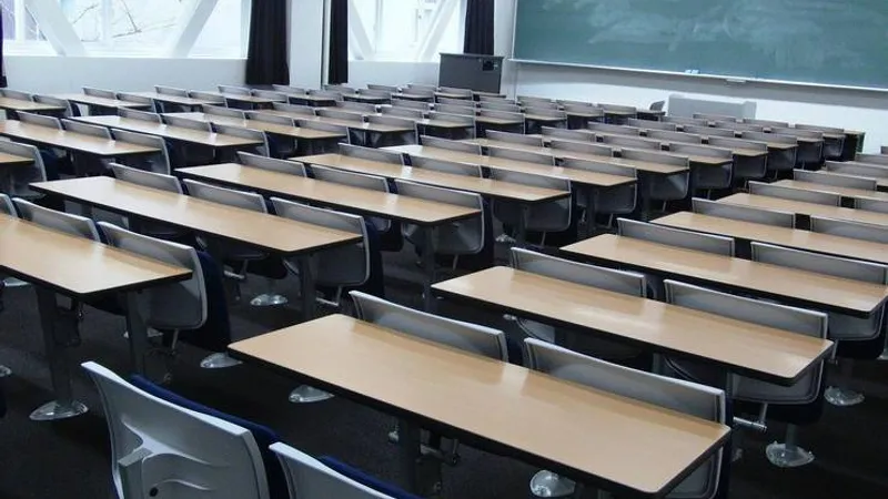 Sorin Cîmpeanu a anunţat că va propune ca elevii din anii terminali, din clasele a VIII-a şi a XII-a, să meargă fizic la cursuri şi în cazul în care şcoala intră în scenariul roşu. / Foto: rfi.ro