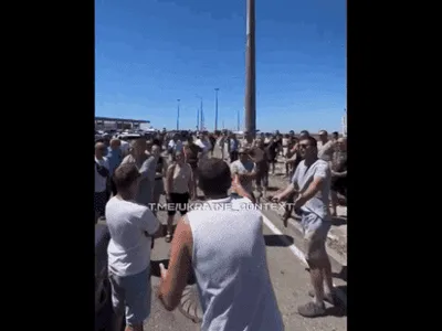 „Rușine!”. Haos și revoltă la benzinăriile din Rusia: șoferii strigă, cozile se întind pe kilometri, iar în unele stații au izbucnit altercații