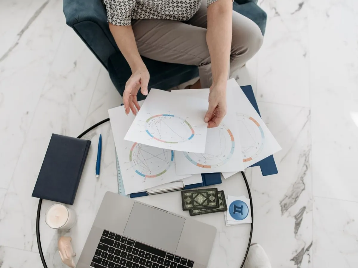 Grafice astrologice afișate pe un laptop - Foto: Pexels (Imagine cu rol ilustrativ)