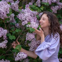 Persoană care miroase un liliac - Foto: Magnific.com (Imagine cu rol ilustrativ)