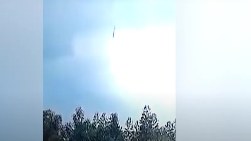 Ultimele momente cu Boeing-ul cu 132 de persoane la bord prăbușit în China. Cade ca un bolovan. / Foto: captură video