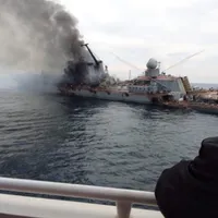 Primele imagini cu nava „Moskva” scufundându-se în Marea Neagră/FOTO: Twitter/AggregateOsint