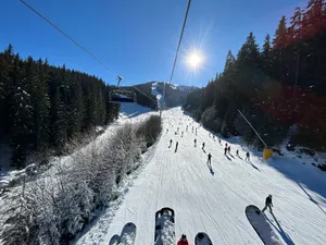 Schi sau snowboard la Bansko? Trei soluții pentru a scăpa de coada de la gondolă. - Foto: Newsweek