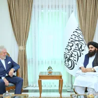 Andreas Mölzer discutând cu ministrul afgan de externe Amir Khan Muttaqi - Foto: Twitter/@HafizZiaAhmad1