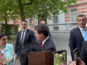 VIDEO Nicușor Dan, luat la întrebări de un grup de români, la Bruxelles. Ce voiau să știe și cum a reacționat președintele