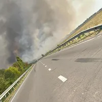 Incendiu violent între calea ferată și un drum națioal. Arde vegetația pe 10 hectare de teren - Foto: ISU Dolj