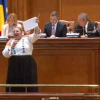 Șoșoacă, show în Parlament. I-a smuls microfonul președintelui. Simonis: „Vă invit la Zoo” - Foto: captură video