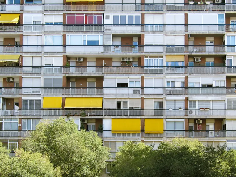 Foto: Proprietarii care nu plătesc la timp datoriile riscă să fie dați în judecată. Sursa: Freepik (rol ilustrativ)