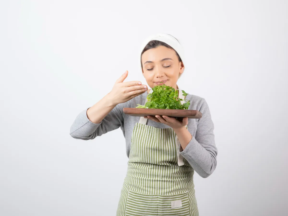 Femeie cu salată - Foto: Freepik (Imagine cu rol ilustrativ)