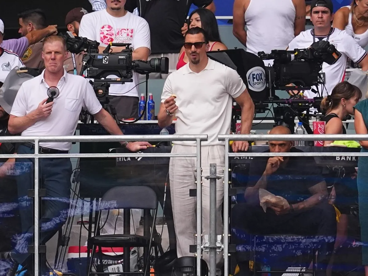 De la stânga la dreapta: Alexi Lalas, Zlatan Ibrahimovic, Thierry Henry urmăresc meciul din sferturile de finală ale Cupei Mondiale de fotbal dintre Norvegia și Anglia, la Miami Gardens Foto: profimediaimages.ro