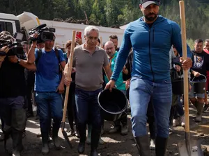 Marea schizmă între Georgescu și Simion. Propagandă populistă printre sinistrați cu muzică militară - Foto: Inquam Photos / Saul Pop