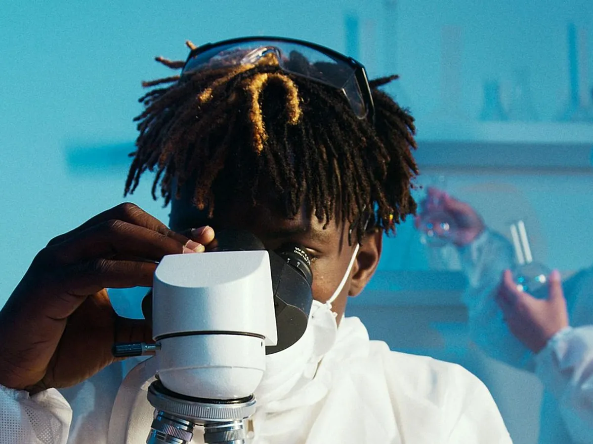 Cercetător studiind o probă de laborator - Foto: Pexels/Artem Podrez