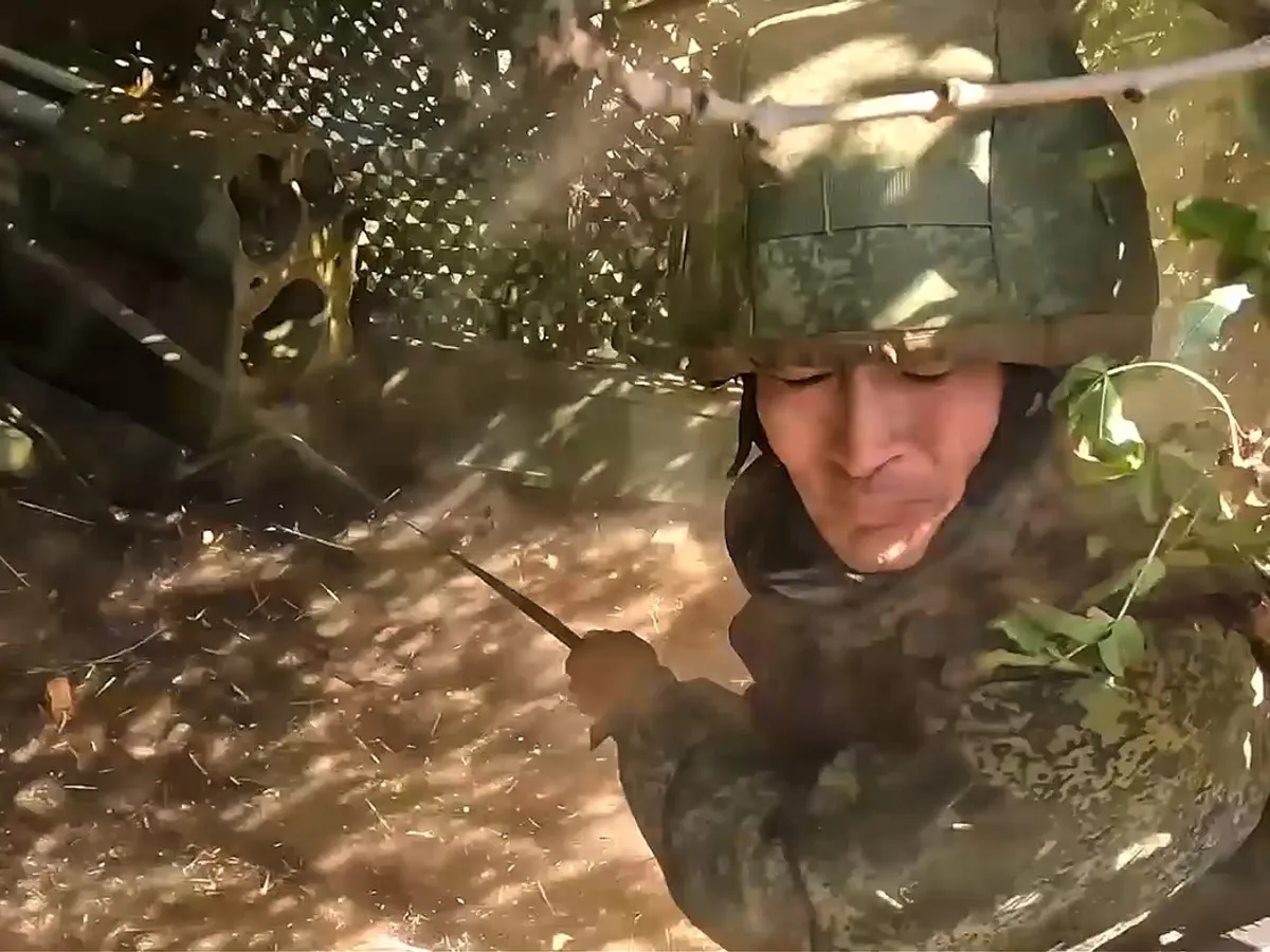 Un soldat rus trage cu arma sa Giatsint-B, în direcția pozițiilor ucrainene - Foto: Profimedia Images