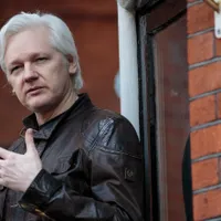 Julian Assange la ambasada Ecuadorului din Londra/FOTO: Getty