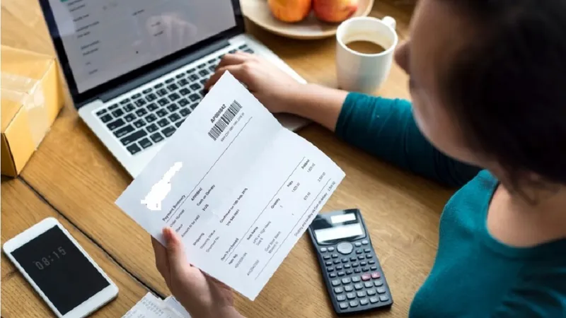 Anunț de la Hidroelectrica pentru 500.000 de români. Cum își pot plăti facturile rapid? - Foto: Freepik.com (rol ilustrativ)