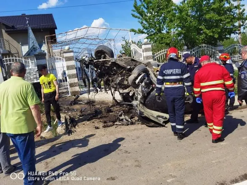 Ce a rămas dintr-o mașină care s-a înfipt cu 140 km/h într-un cap de pod. „Pilotul” a scăpat. / Foto: Info Trafic 24, Facebook