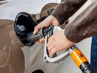 Un șofer face plinul cu GPL - Foto: plastimetimpex.ro