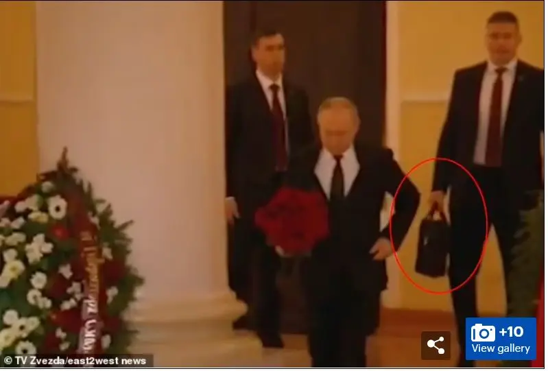 Putin s-a dus la înmormântarea lui Jirinivski cu valiza nucleară după el/foto: captură video