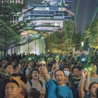 Manifestanții metropolei nu renunță la solicitările democratice nici când șefa Executivului, Carrie Lam, le promite condiții mai bune de trai
