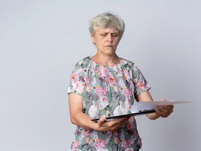 Foto: Pensionarii cu anumite venituri vor primi  mai puțini bani la pensie în august. Două milioane de români vor fi afectați Sursa: Freepik