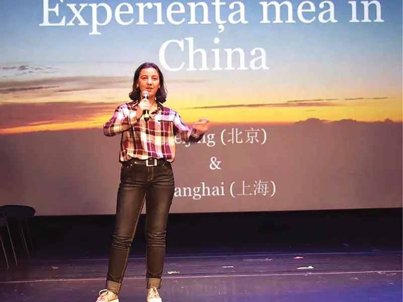 Studentă, explicând experiența ei din China