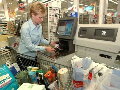 Casa de marcat self pay poate fi păcălită. Ingeniozitatea românului se dovedeşte mai puternică - Foto: Profimedia Images (imagine cu caracter ilustrativ)