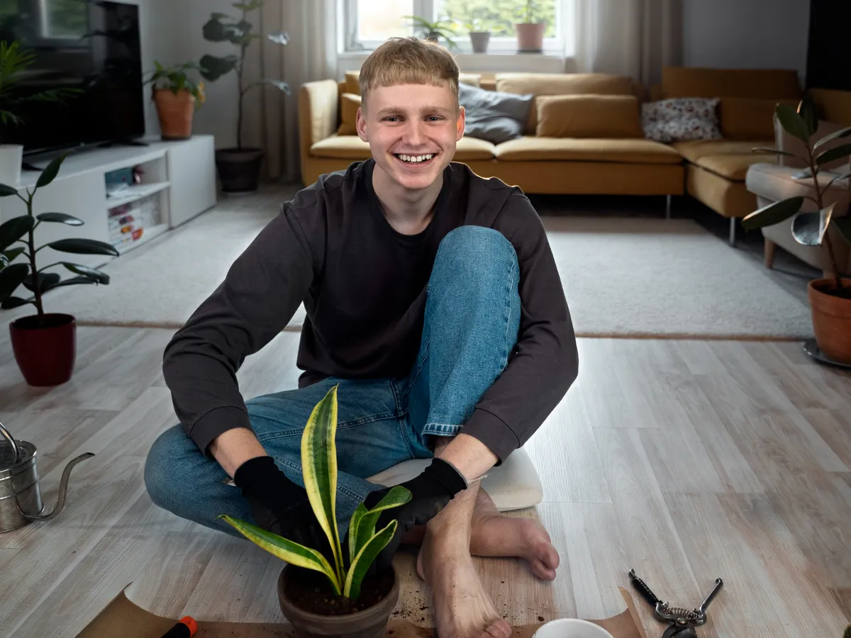 Bărbat care îngrijește o plantă - Foto: Freepik (Imagine cu rol ilustrativ)