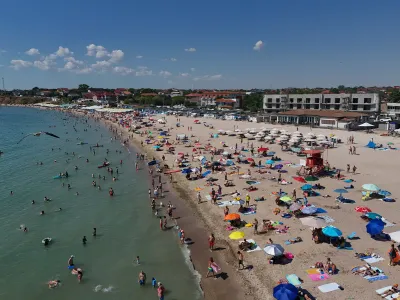 Cât s-au scumpit vacanțele pe litoralul românesc în 2026? Comparație Booking, Airbnb, hoteluri și agenții
