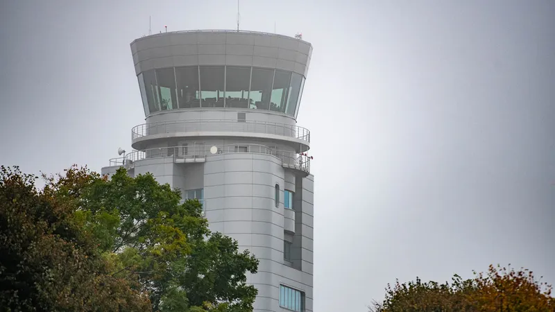 Incendiu de proporții la al doilea cel mai mare aeroport din Polonia. Traficul aerian a fost închis - FOTO: Twitter/LoveKraków.pl