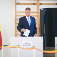 Klaus Iohannis votând la alegerile europarlamentare și la referendumul pentru justiție, care au avut loc duminică. Foto: Facebook