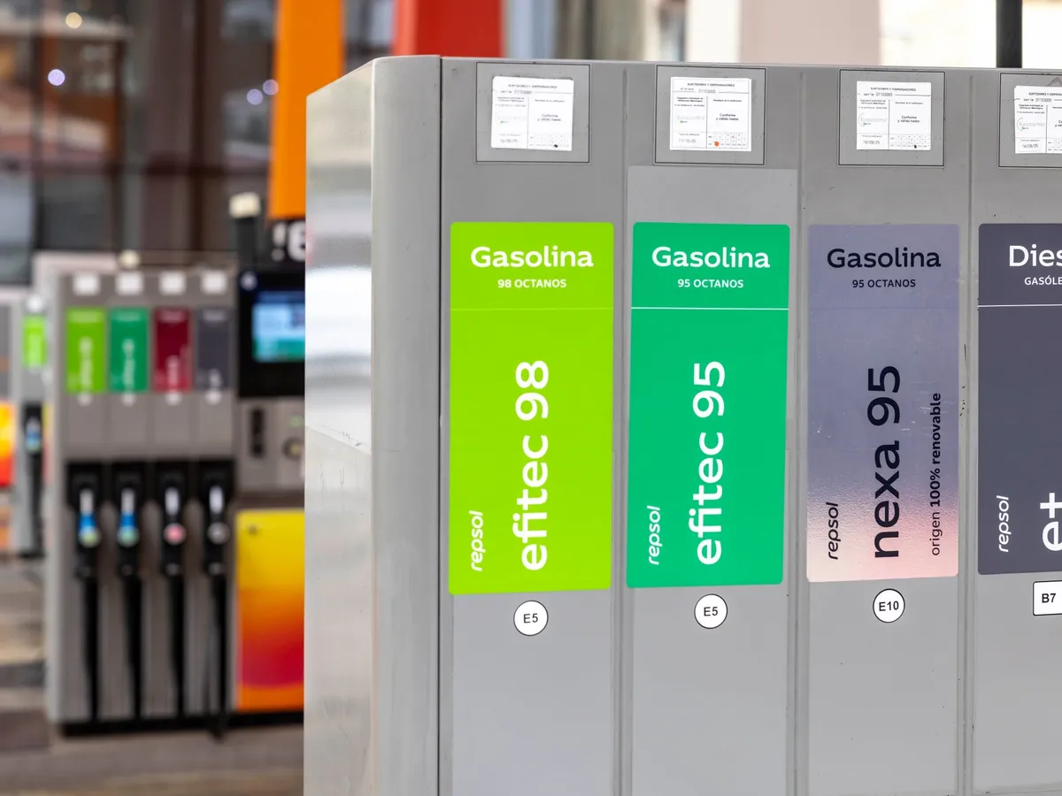 Benzina 100% regenerabilă ar putea „salva” mașinile termice. BMW, Toyota, Bosch și Repsol o testează în trafic
