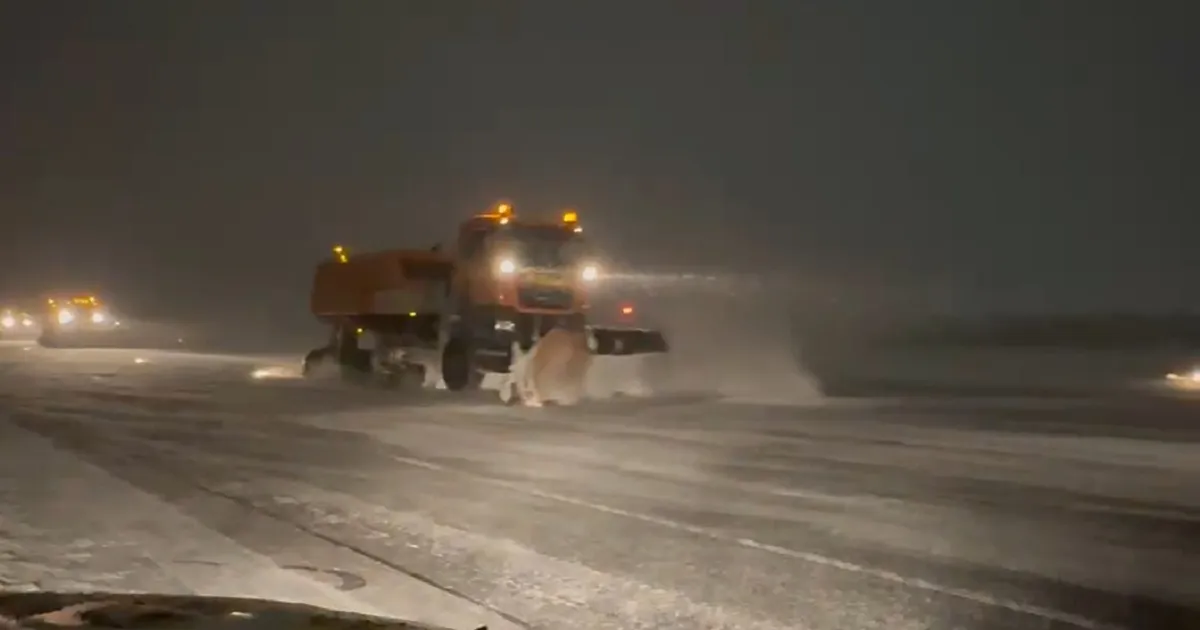 FOTO/ VIDEO Viscol pe aeroporturile din București. Anunț de ultimă oră despre zboruri • Newsweek România