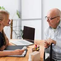 Pensionar discutând Foto: Freepik (rol ilustrativ)