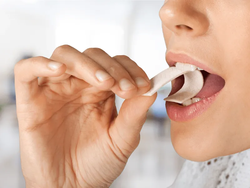 Amendă de 3.500 de lei pentru cei care consumă gumă de mestecat. Ce NU au voie să facă și unde? - Foto: Istock / imagine cu rol ilustrativ