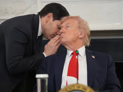 Momentul în care secretarul de stat Marco Rubio îi spune lui Trump că a obținut o mare victorie - Foto: Profimedia Images
