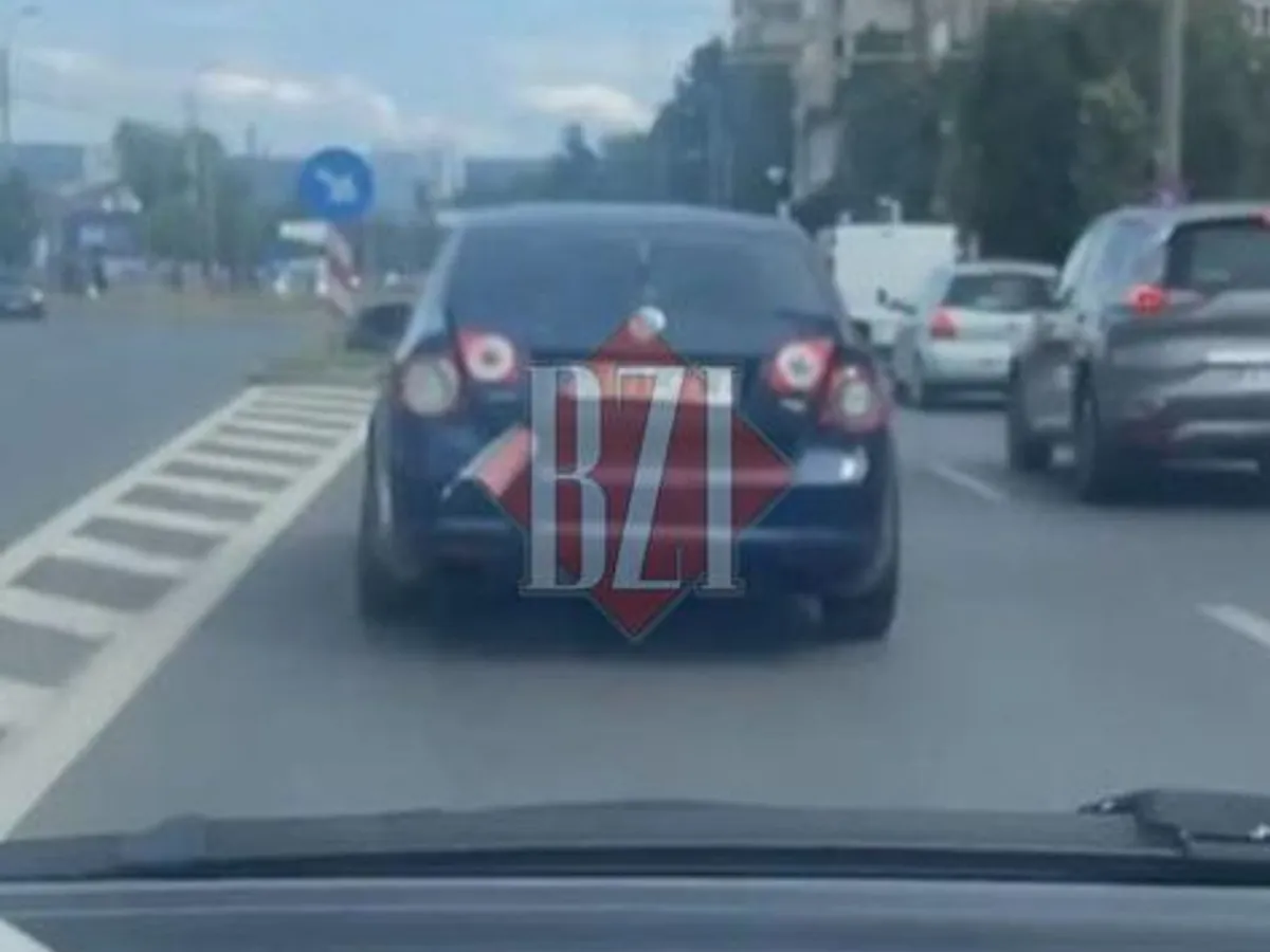 Inconștiență totală: au mers cu copiii în portbagajul deschis, cu o țeavă, prin oraș Foto: BZI