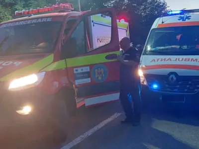 Accident mortal pe DN2. O autoutilitară condusă de un tânăr de 21 de ani  s-a izbit de două TIR-uri - Foto: Facebook/ Ambulanța