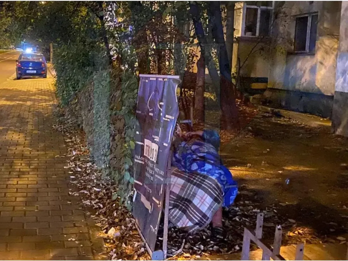 Motivul pentru care o bătrână a ales să doarmă în fața blocului. „Îmi este teamă...” - Foto: BZI