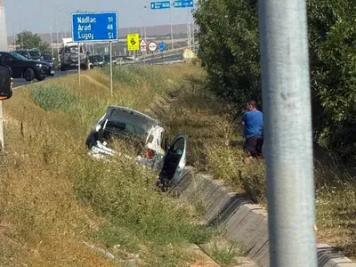 Maşină de Poliţie, lovită de un autoturism şi aruncată într-un şanţ. Ce amendă a luat șoferul - Foto: News.ro