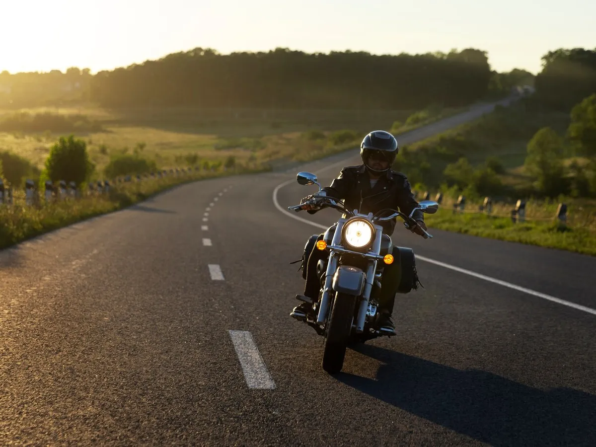 De ce motocicliștii își întind piciorul când depășesc în trafic? Gestul pe care nu mulți îl înțeleg - Foto: Freepik (rol ilustrativ)