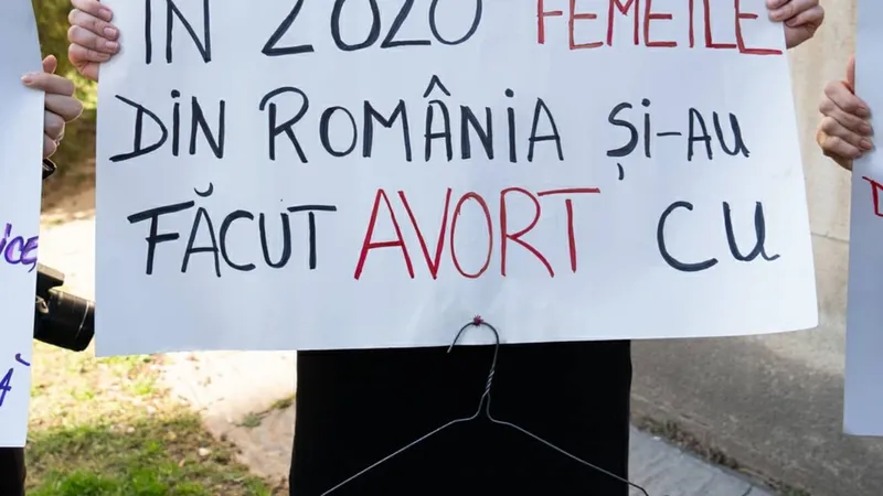 Protest al activistelor pentru drepturile femeilor. Sursă imagine: Facebook Centrul Filia