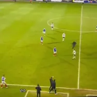 Un arbitru de fotbal, fugărit de un suporter pe tot terenul după o decizie controversată - Foto: captură video