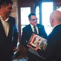 Prezența directorului SRI la recepția Newsweek România a stârnit un val de teorii conspiraționiste
