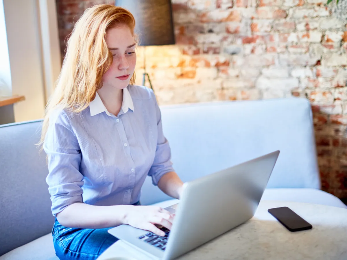 Noua „modă” pentru e-mailuri. Nu mai scrie niciodată „Dragă...” Cum începem mesajul?