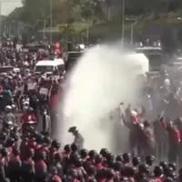 Poliția din Myanmar a folosit tunuri de apă în încercarea de a-i dispersa pe protestatari/FOTO: YouTube (captură)