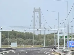 Camere radar pe podul suspendat de la Brăila. Șoferii sunt nemulțumiți și cer măsuri ca să nu se mai strice asfaltul